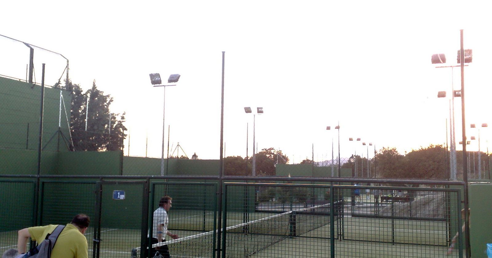 Americano vs. Mexicano im Padel: So spielen Bangkoks Clubs beide Formate (2026)